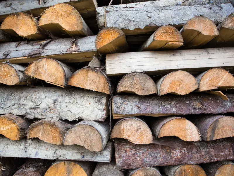 Fachgerecht gestapeltes und verarbeitetes Brennholz von Göschlholz für den Kaminverkauf.