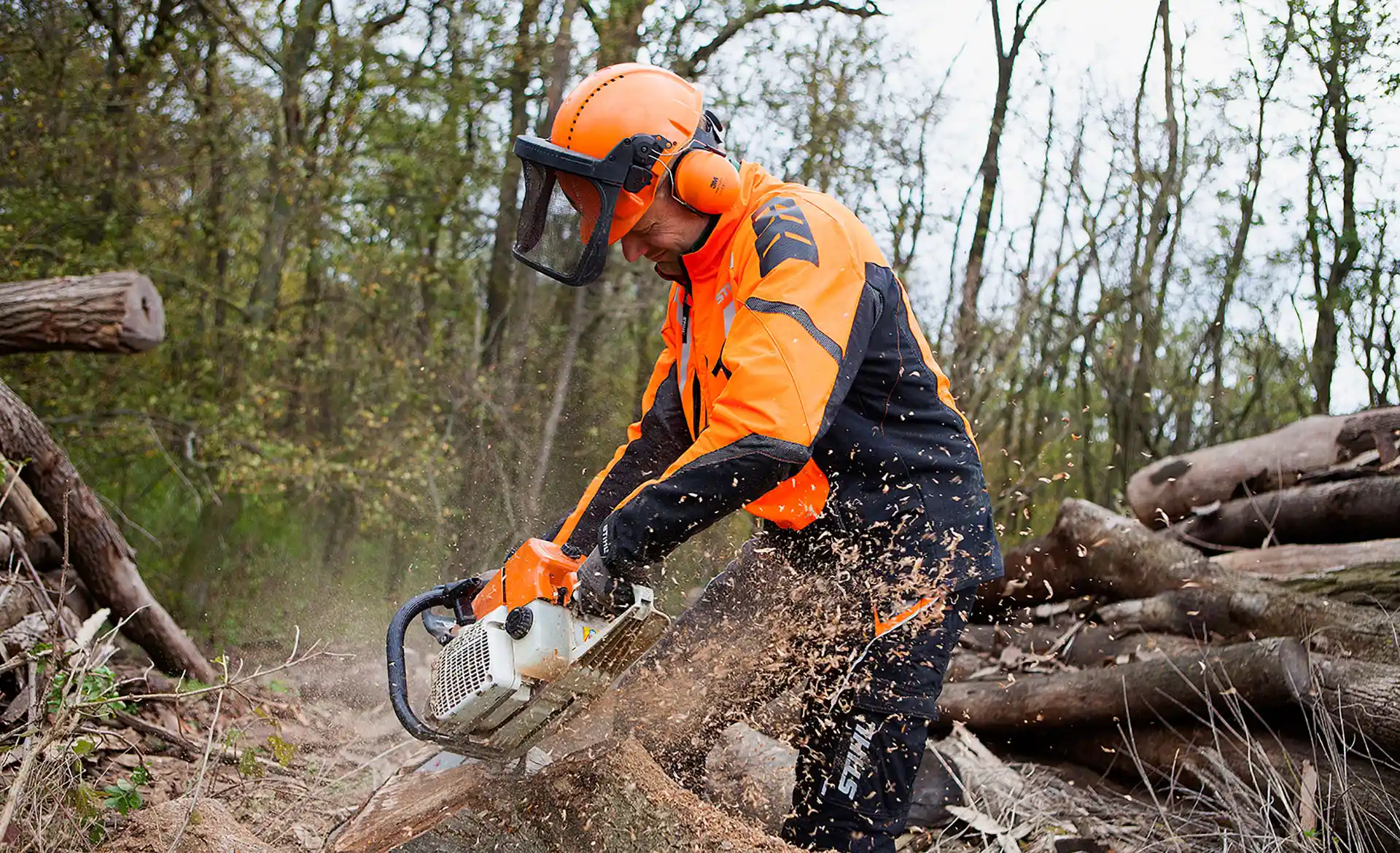 Ein Forstarbeiter von Göschlholz bei der professionellen Holzbearbeitung mit einer Kettensäge.
